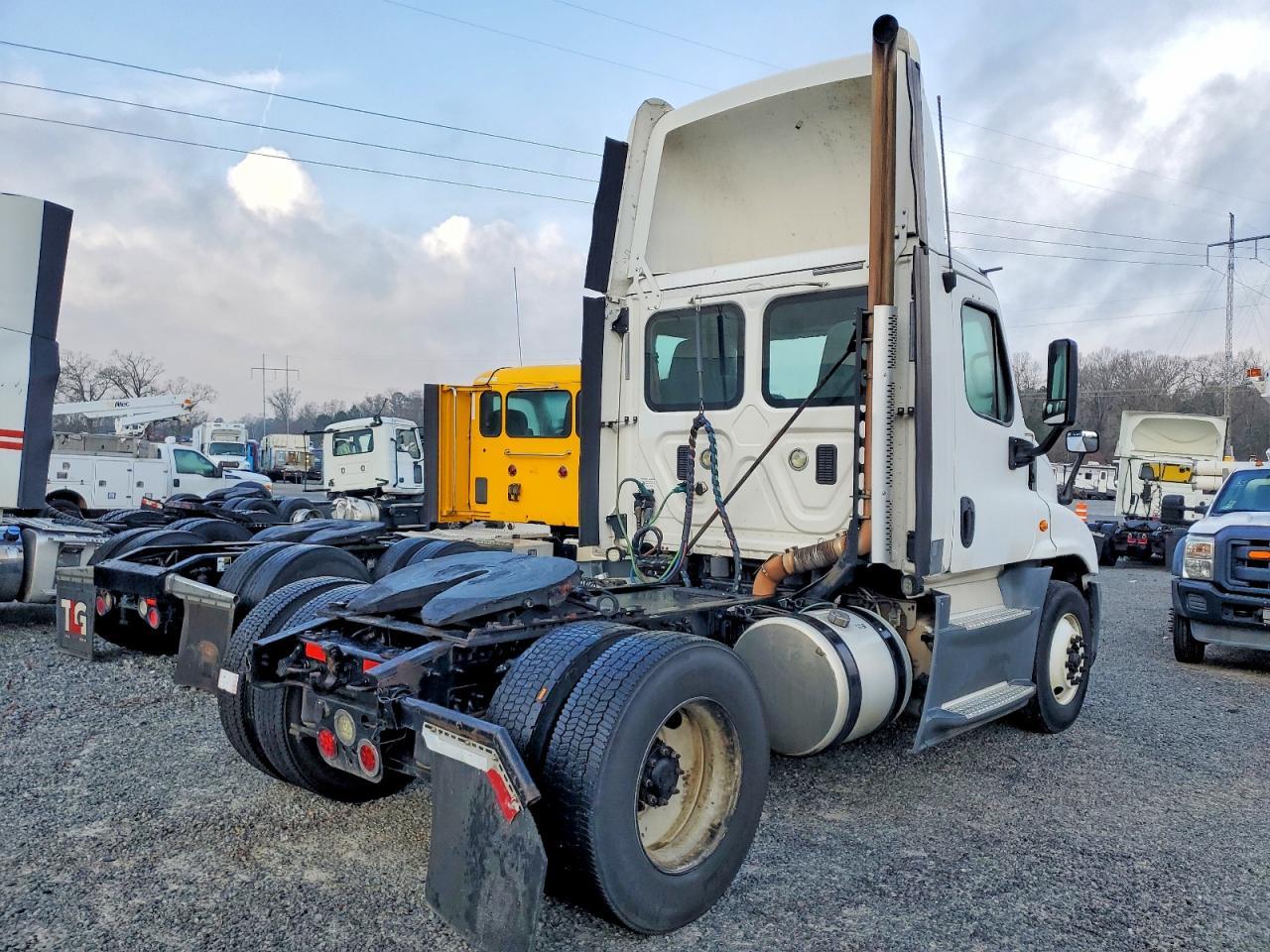 2016 Freightliner Cascadia 125 Semi Truck