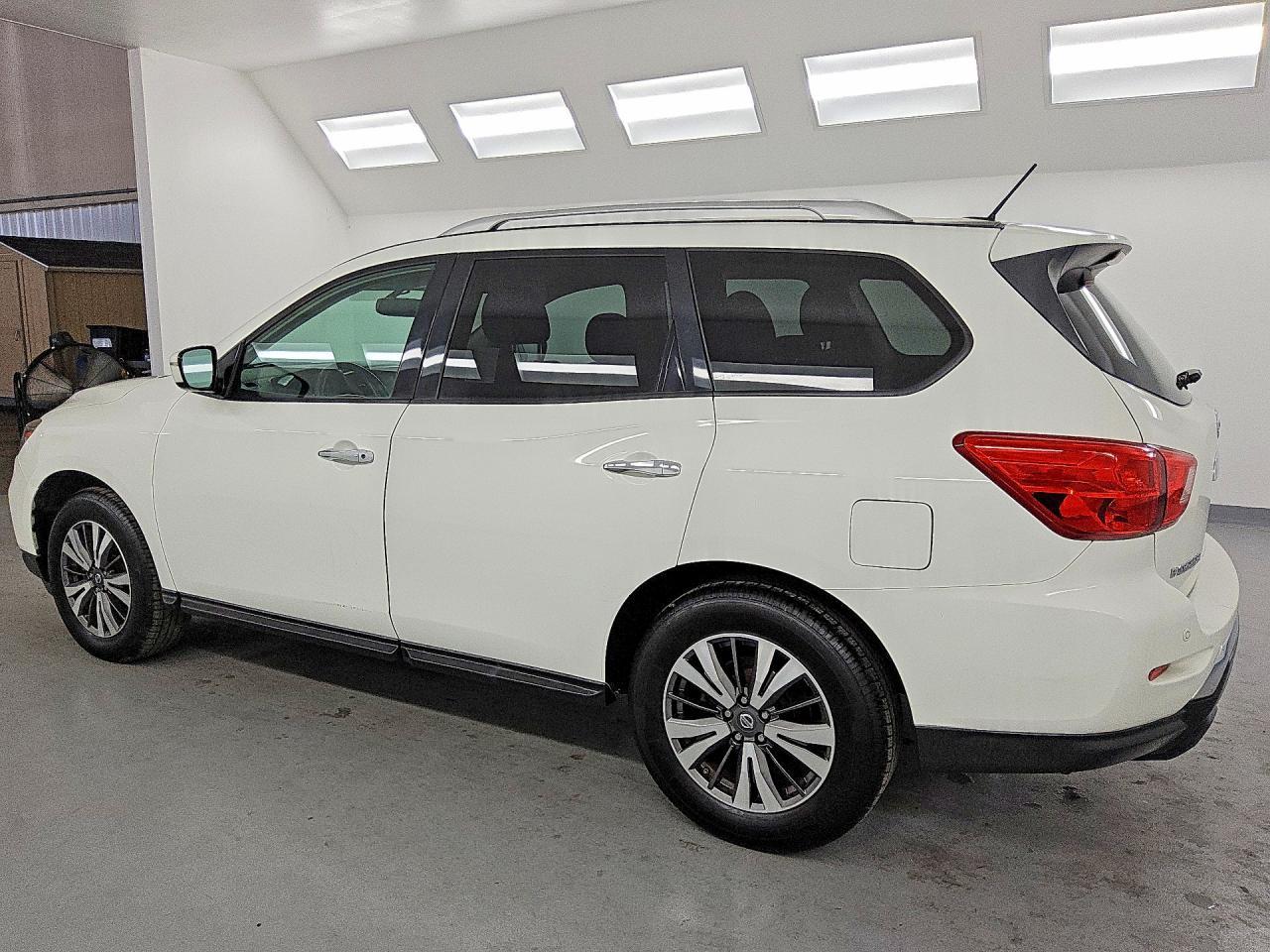 2017 Nissan Pathfinder sv