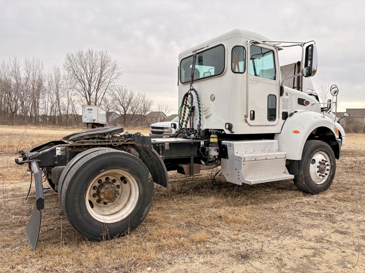 2017 Peterbilt 348 Semi Truck