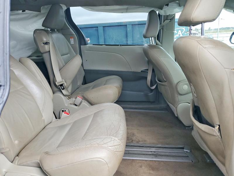 2017 Toyota Sienna xle Premium 8-passenger