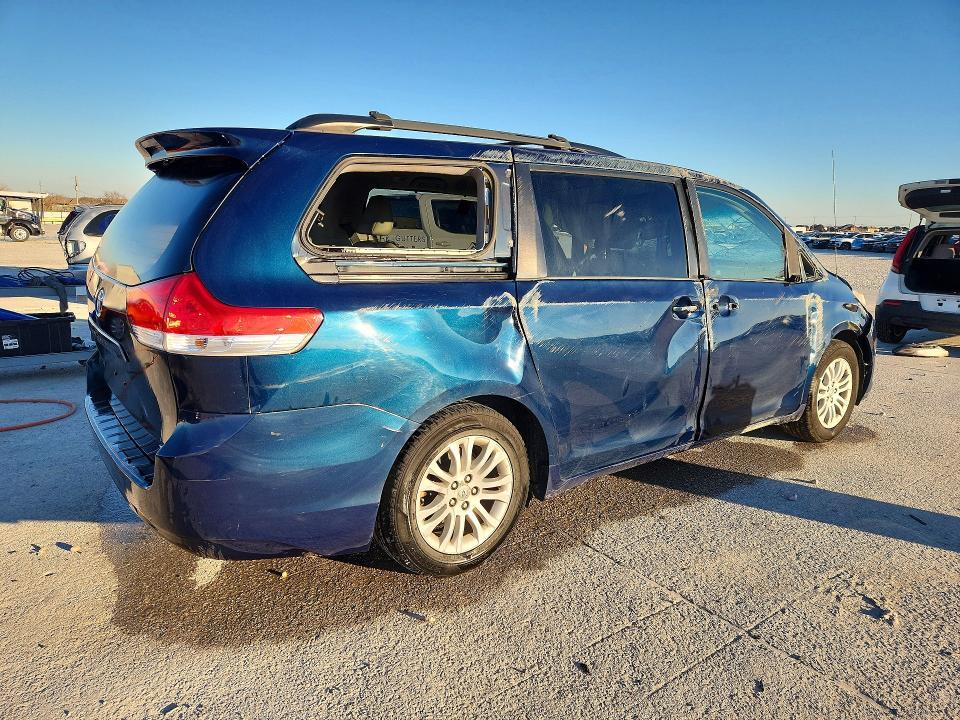 2011 Toyota Sienna xle 8-passenger