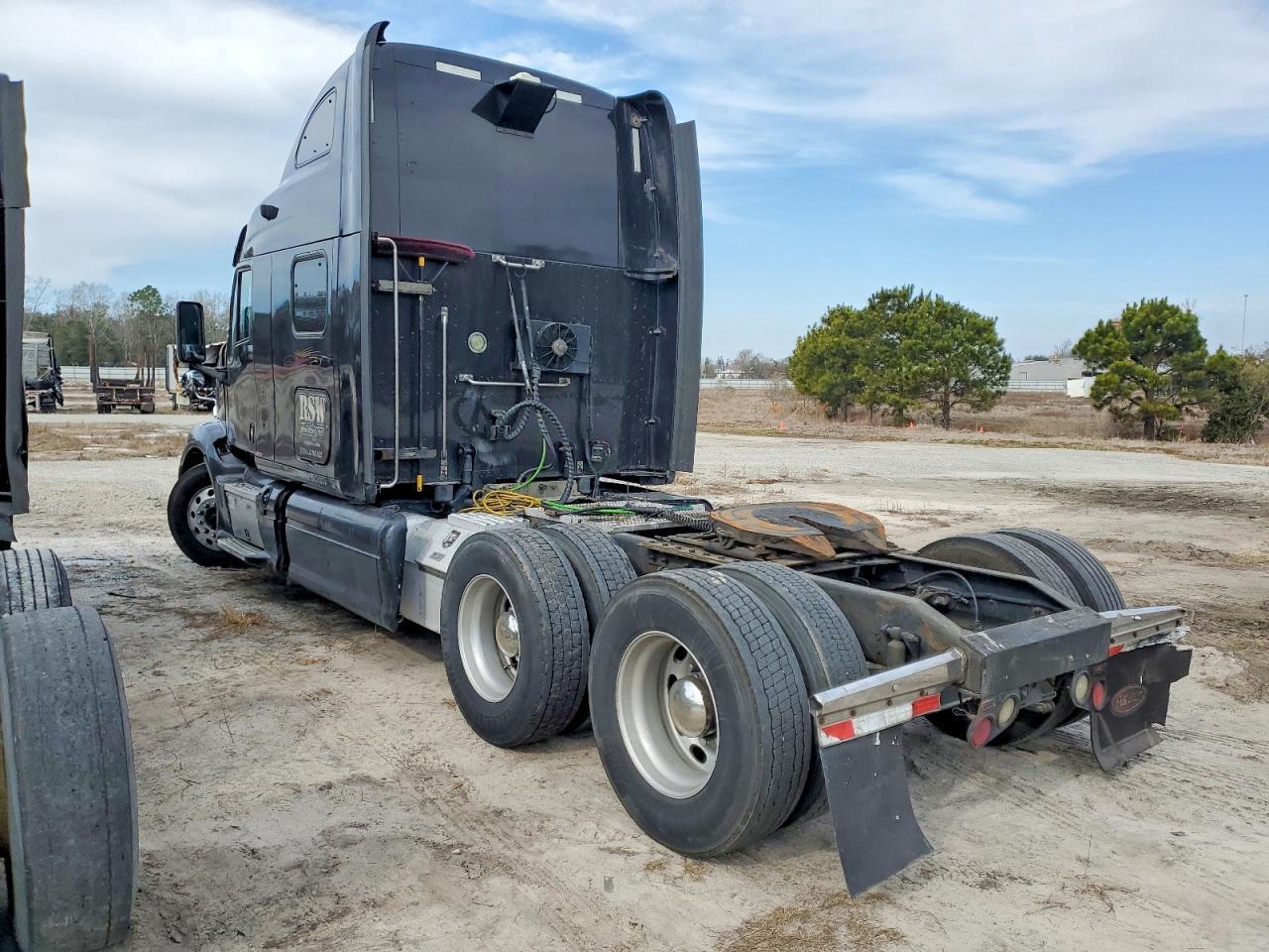 2015 Peterbilt Tractor 587-Semi Truck