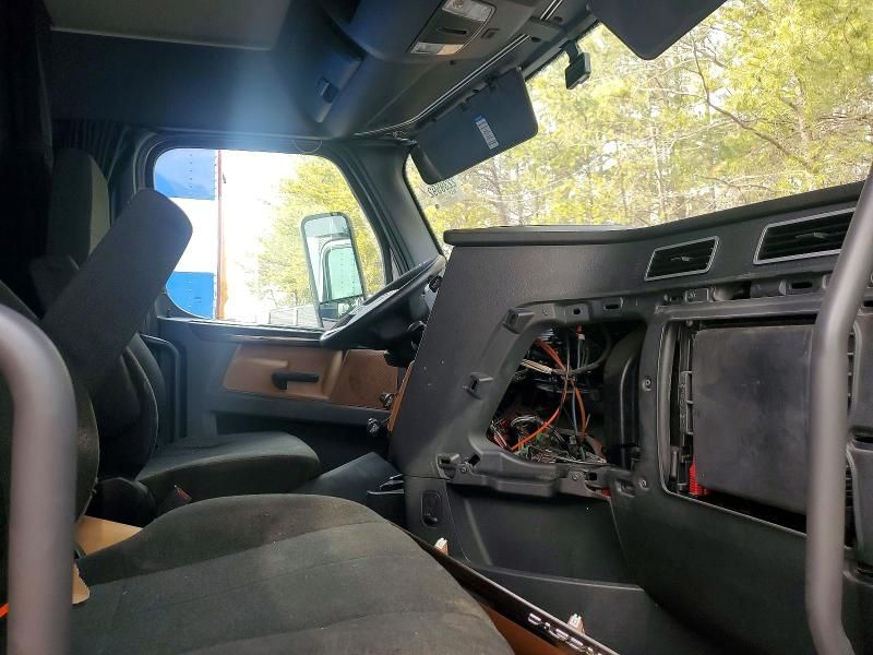 2020 Freightliner Cascadia 126