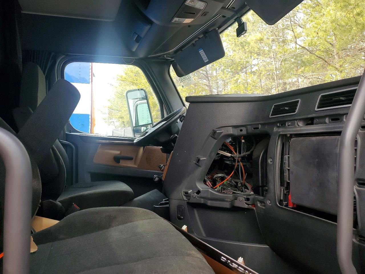 2020 Freightliner Cascadia 126