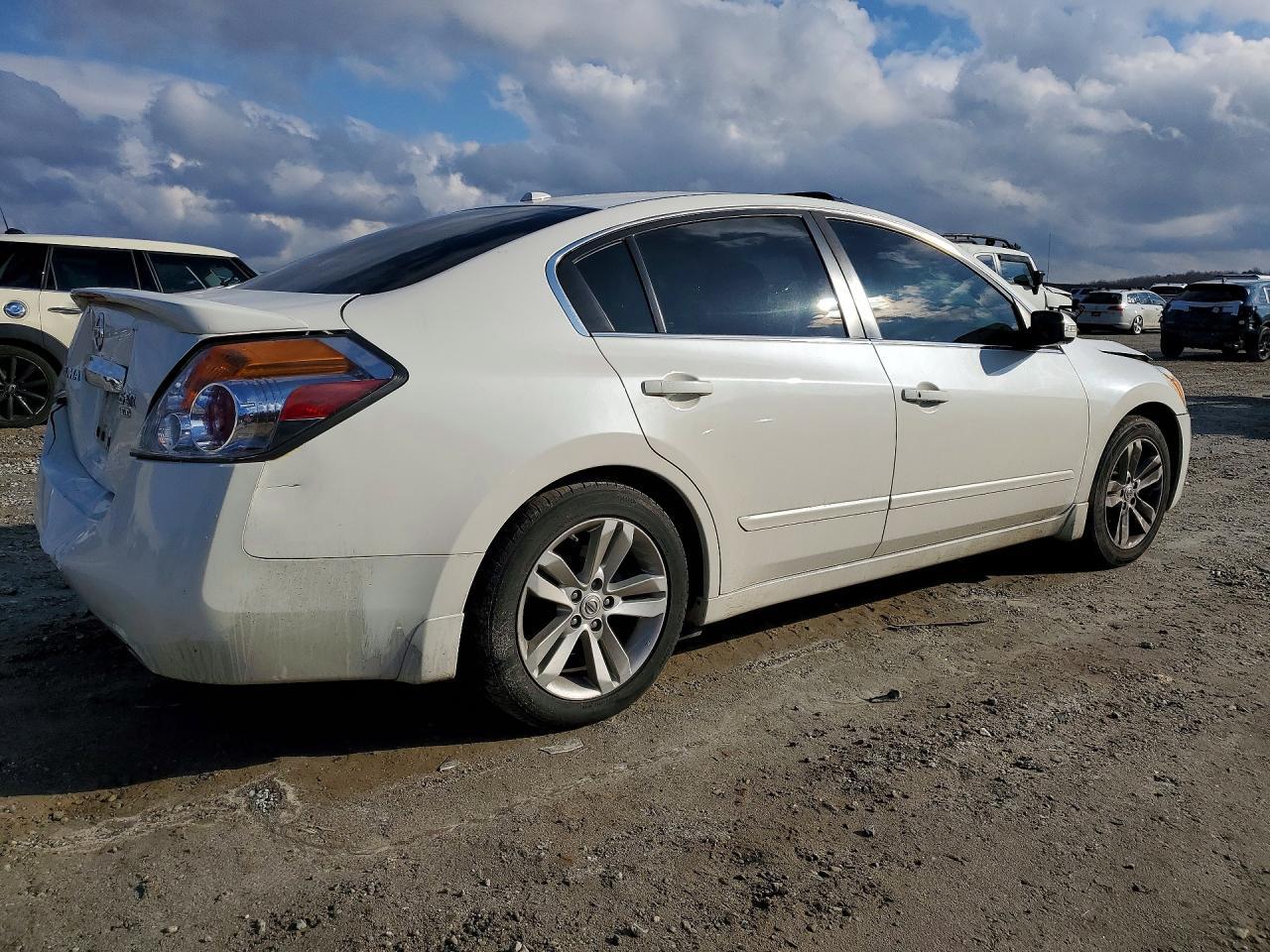 2011 Niss Altima sr