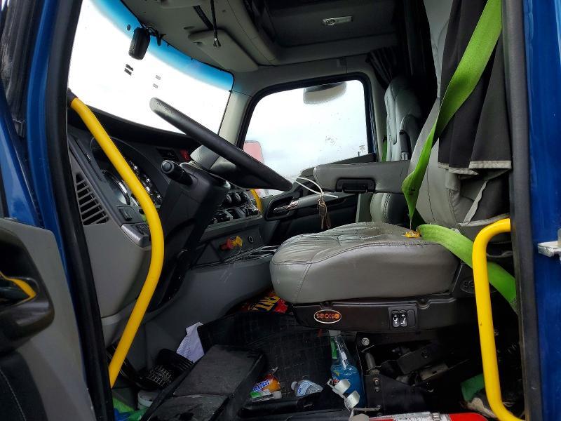 2016 Kenworth T400 Semi Truck