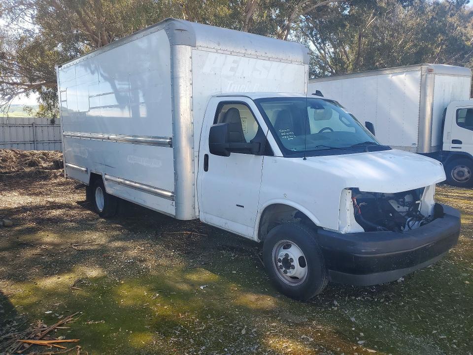 2022 GMC Savana BOX Truck