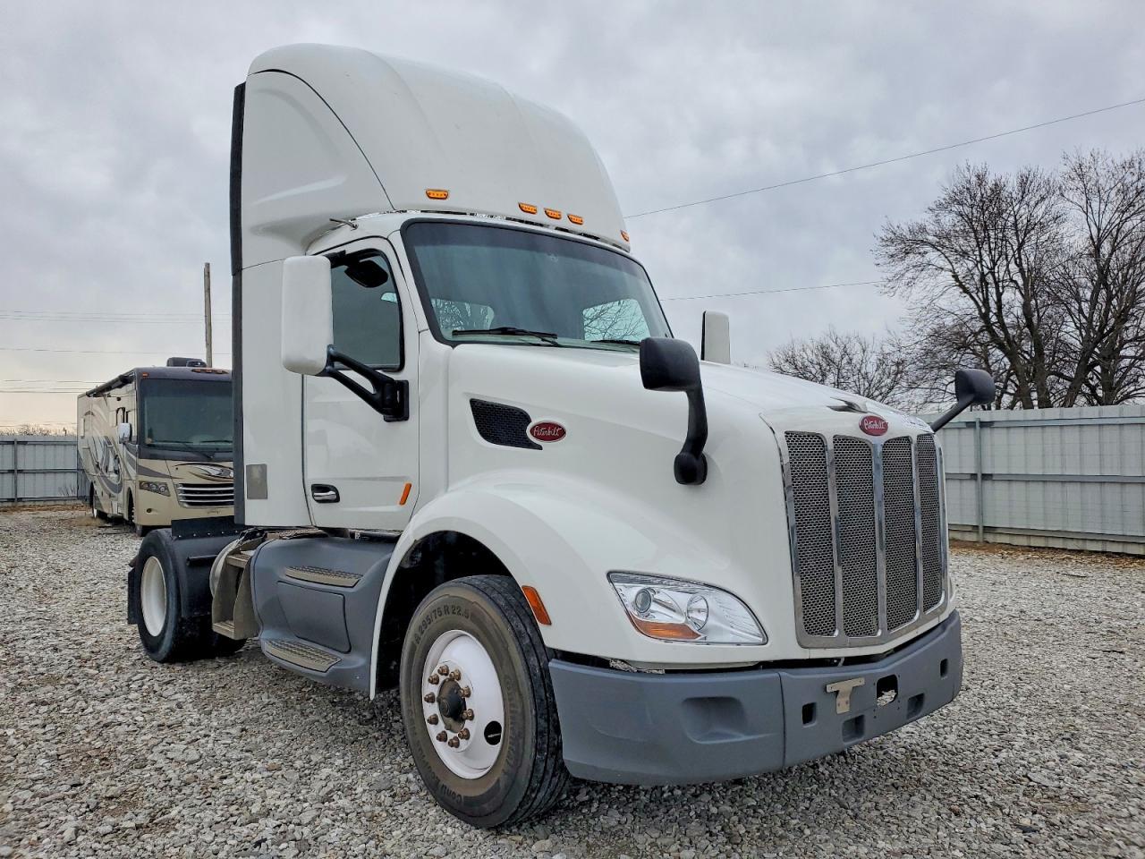 2018 Peterbilt 579 Semi Truck