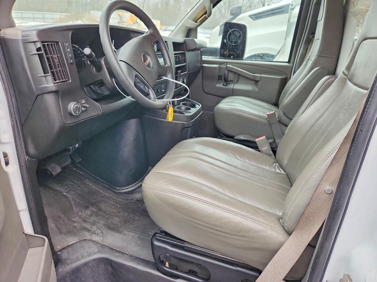 2022 GMC Savana BOX Truck