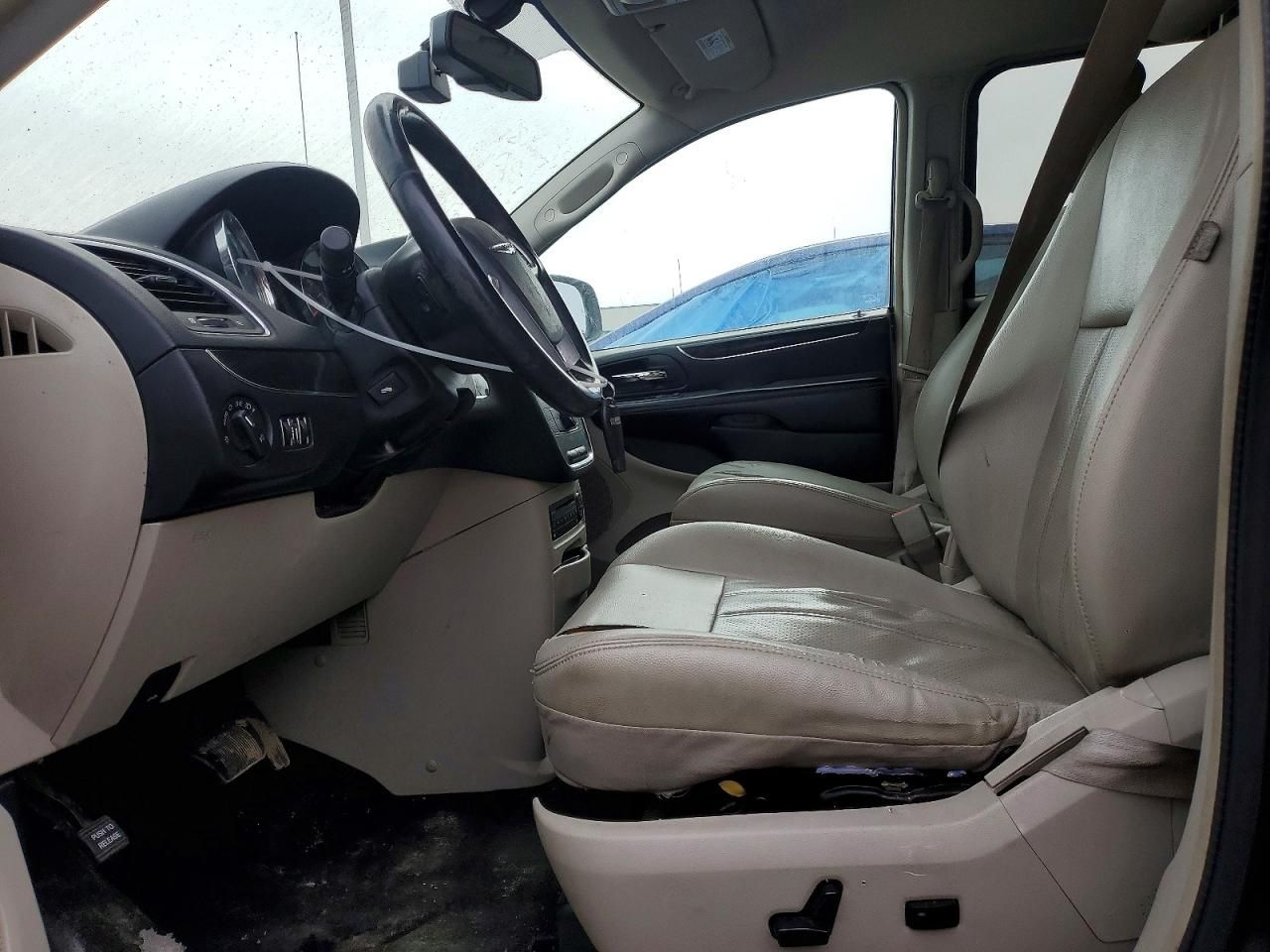 2012 Chrysler Town & Country Touring l