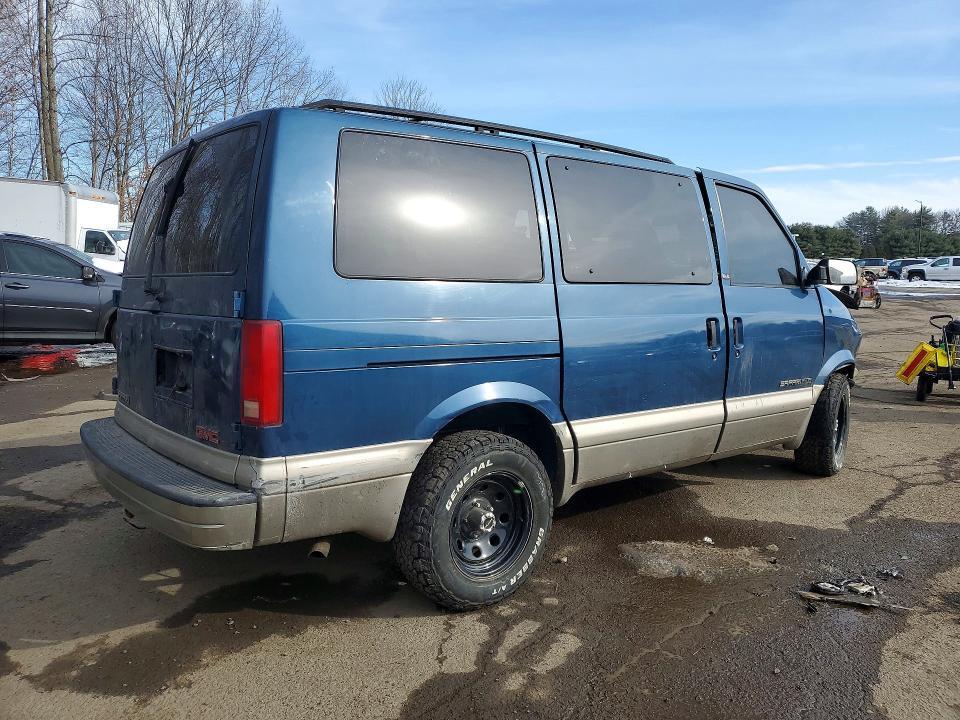 2002 GMC Safari xt