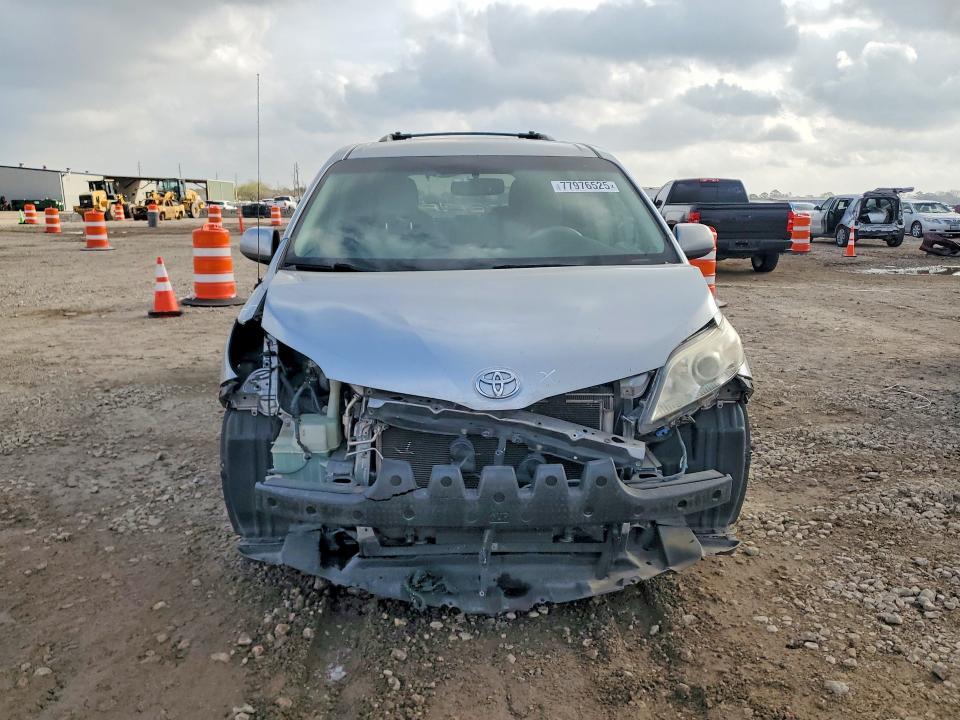 2011 Toyota Sienna le