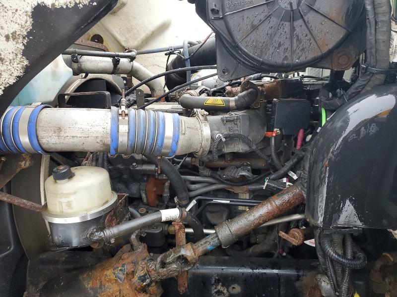 2016 Peterbilt 337 box Truck