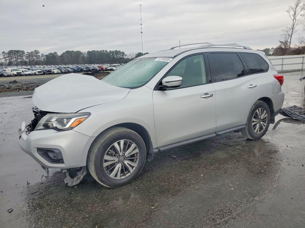 2020 Nissan Pathfinder sv