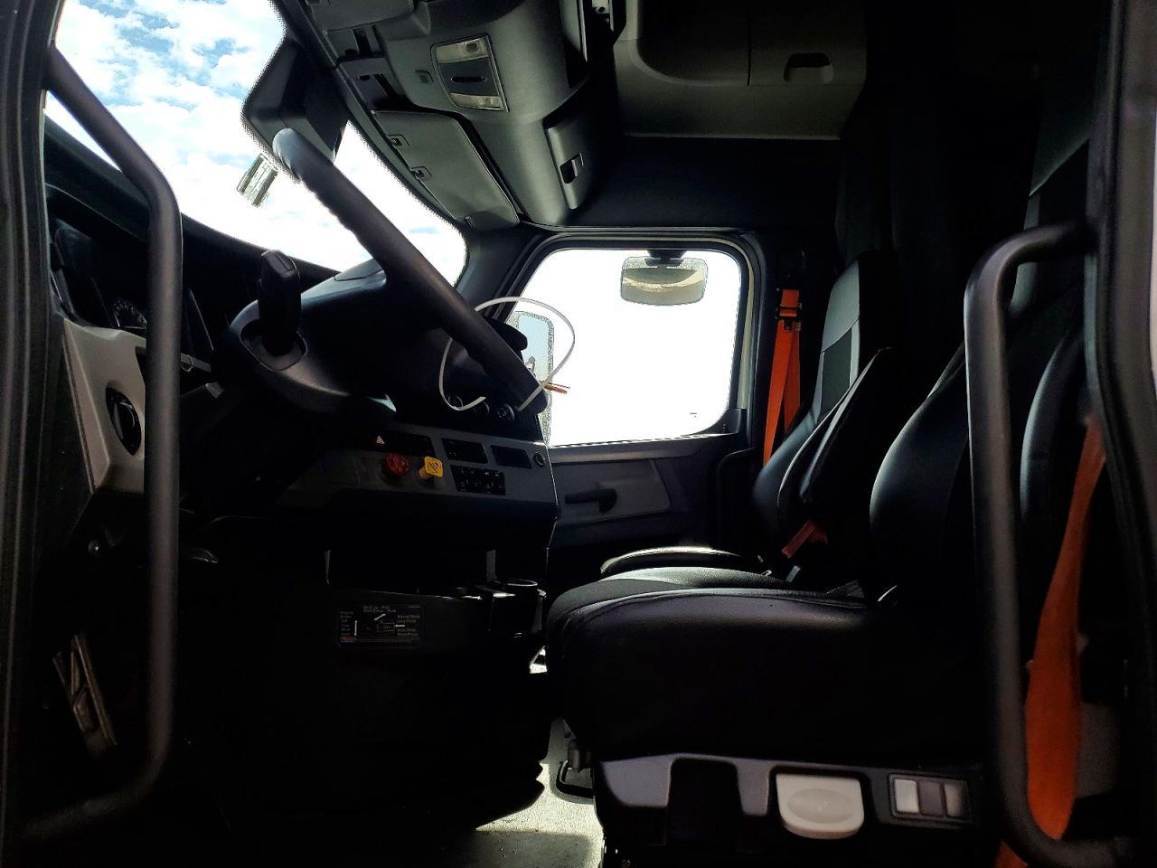 2021 Freigliner 2021 Freightliner Cascadia 126 Semi Truck