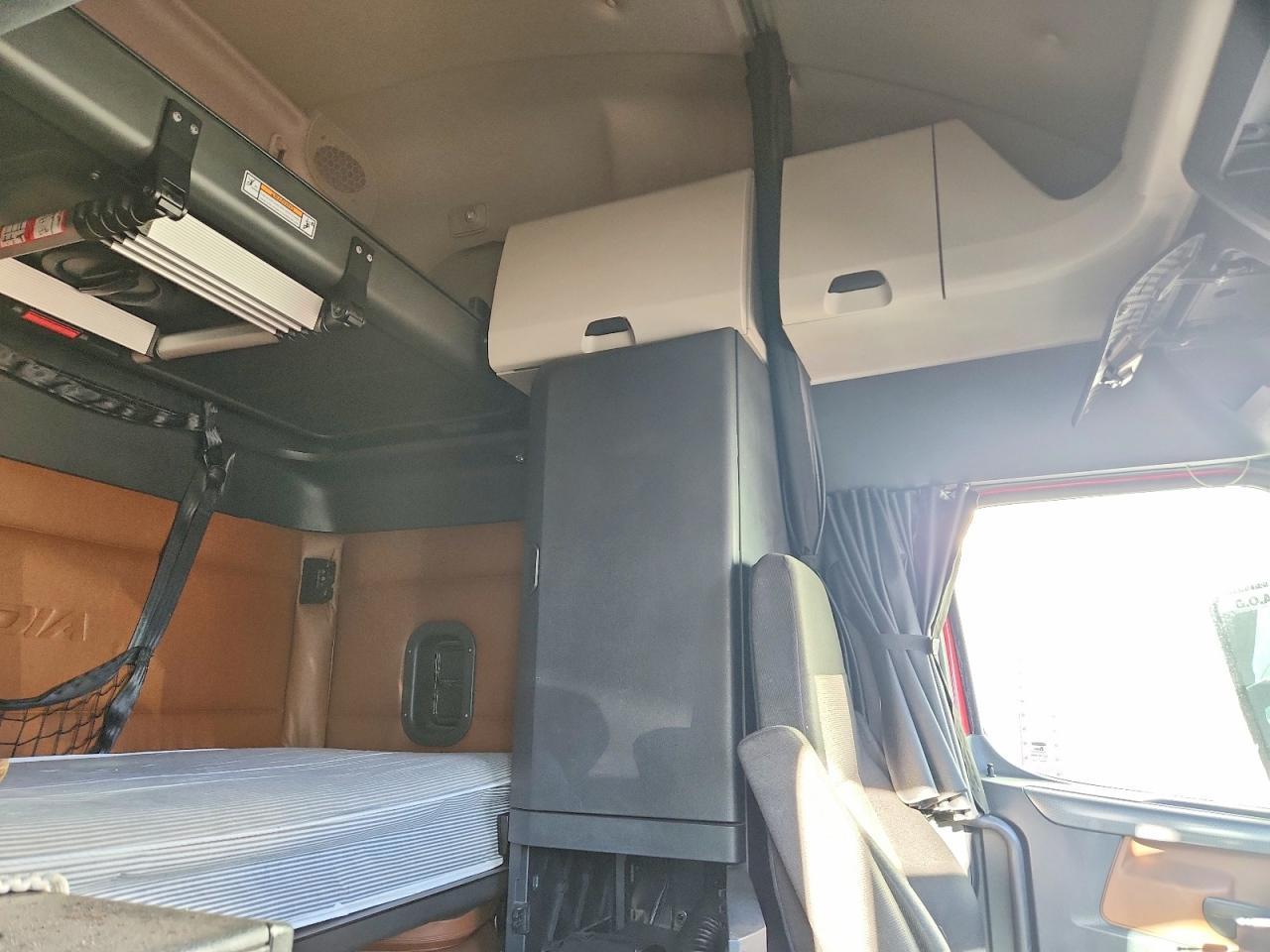 2021 Freightliner Cascadia 126 Semi Truck