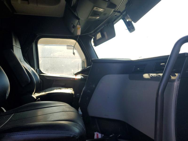 2020 Freigliner 2020 Freightliner Cascadia 126 Semi Truck