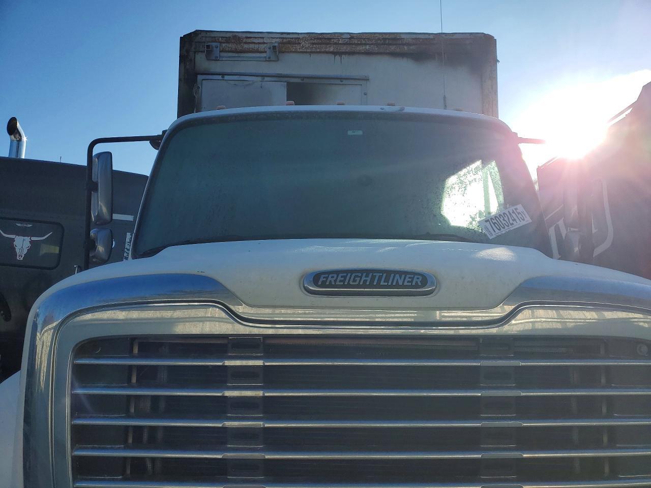 2005 Freightliner Business Class M2 BOX Truck
