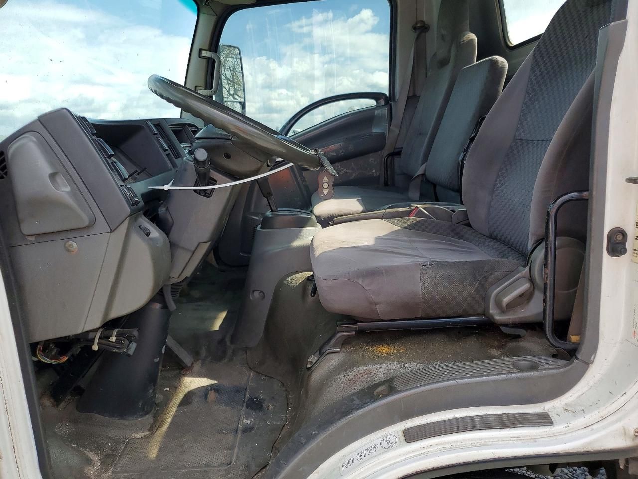 2012 Isuzu NQR-BOX Truck