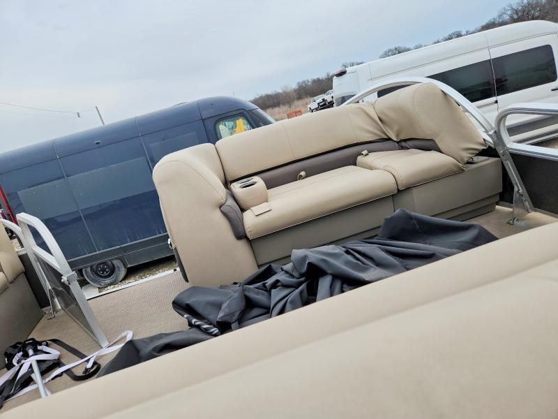 2025 Sun Tracker Partybarge