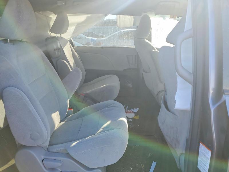 2016 Toyota Sienna le 8 Passenger