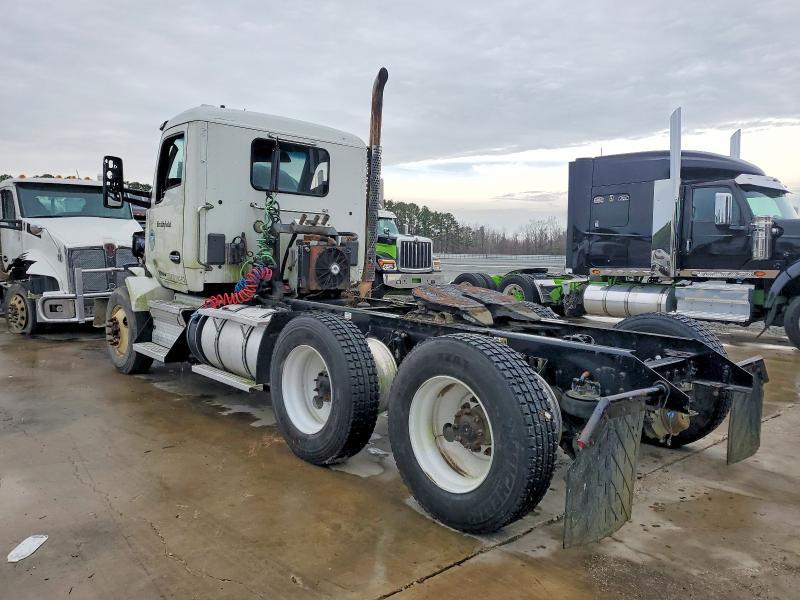 2017 Kenworth T880 Semi Truck