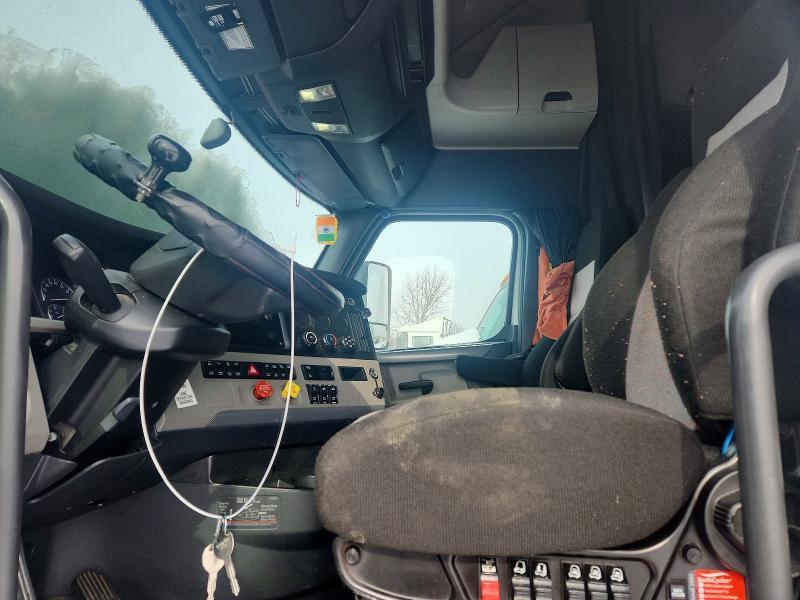 2020 Freigliner 2020 Freightliner Cascadia 126 Semi Truck