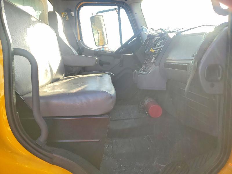 2017 Freigliner 2017 Freightliner Business Class M2 BOX Truck