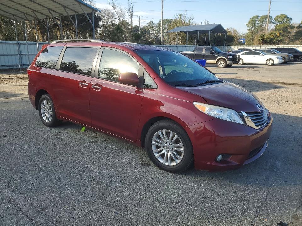 2015 Toyota Sienna xle 8-passenger