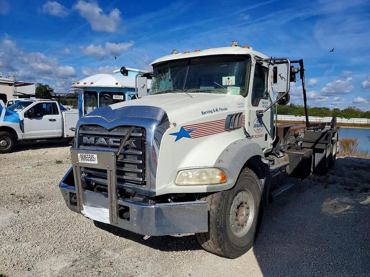 2018 Mack 800 GU800-Semi Truck
