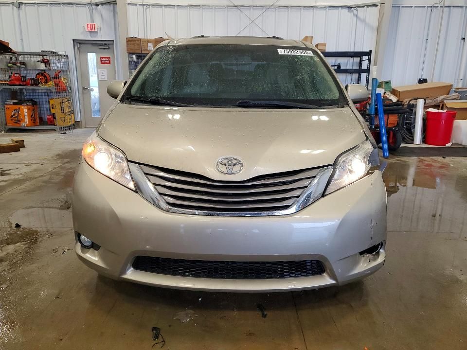 2017 Toyota Sienna xle 8-passenger