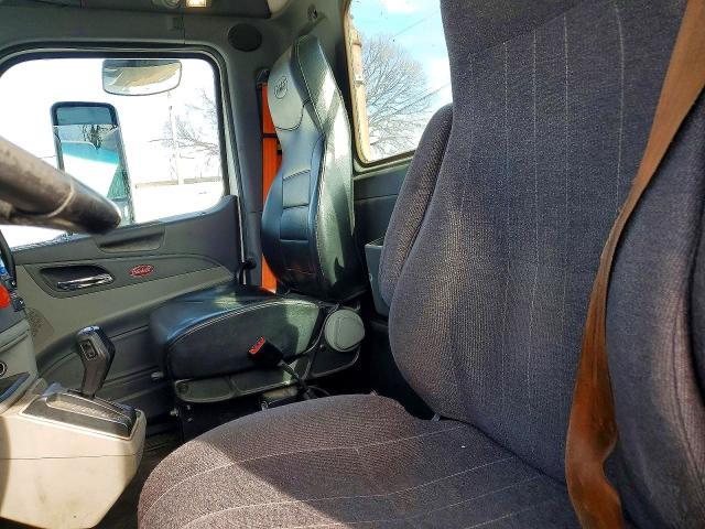 2017 Peterbilt 579 Semi Truck