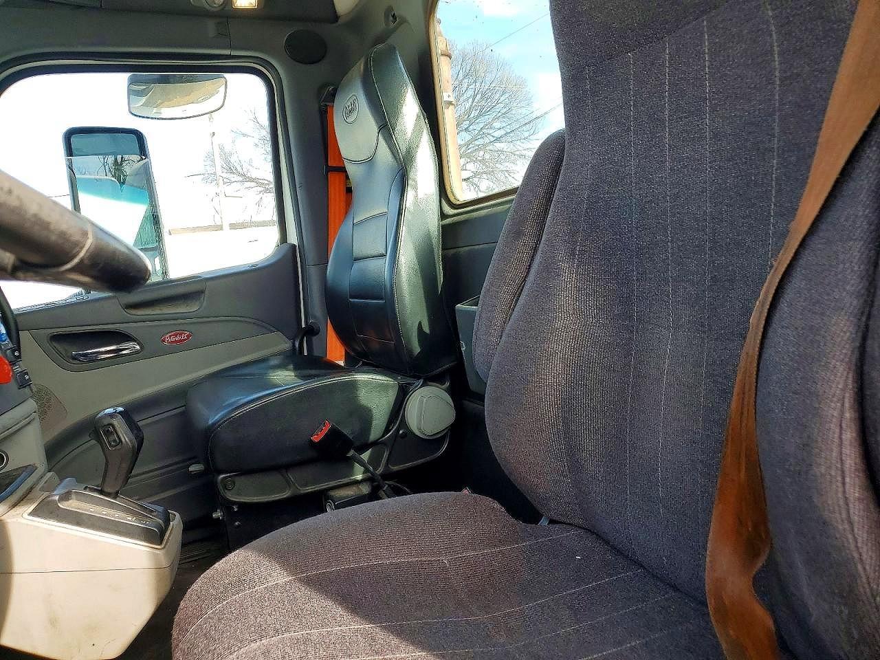 2017 Peterbilt 579 Semi Truck