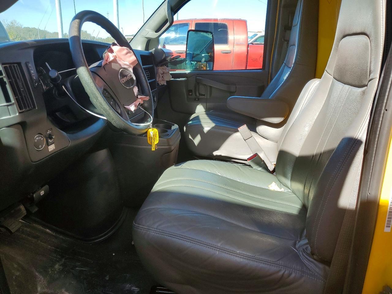 2022 GMC Savana CUT-BOX Truck