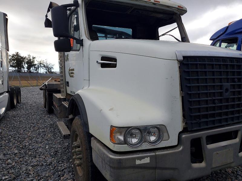 2005 Volvo VHD ROLL-OFF Container Truck