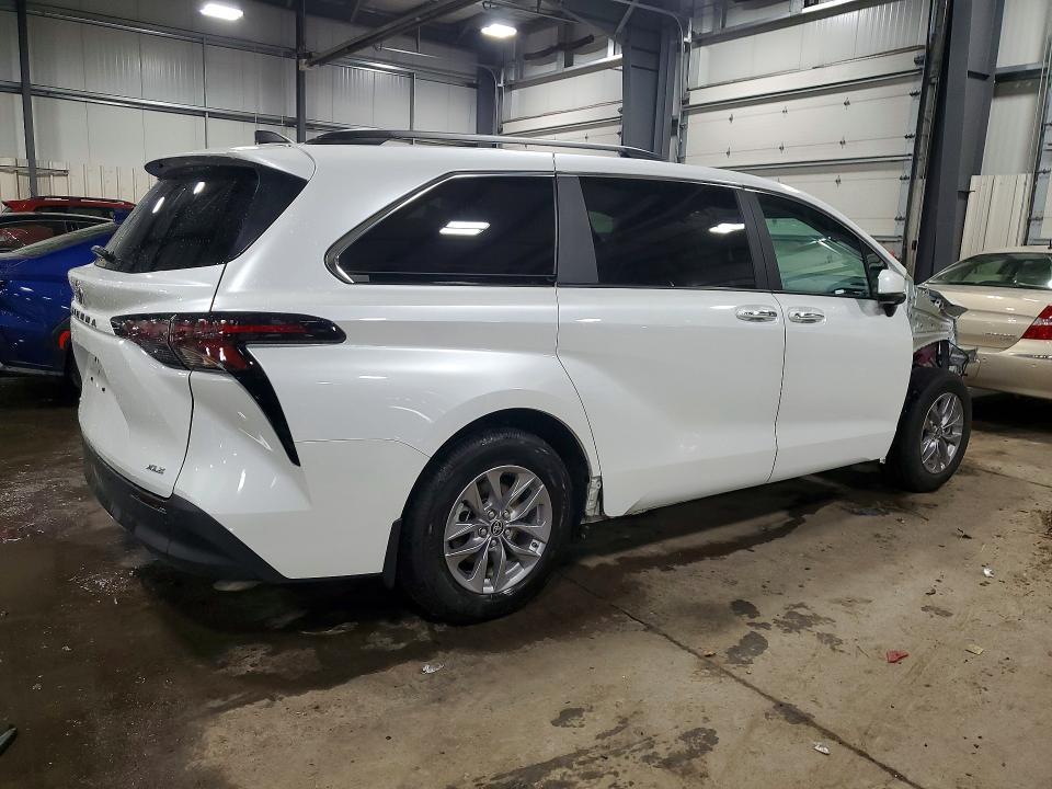 2025 Toyota Sienna xle