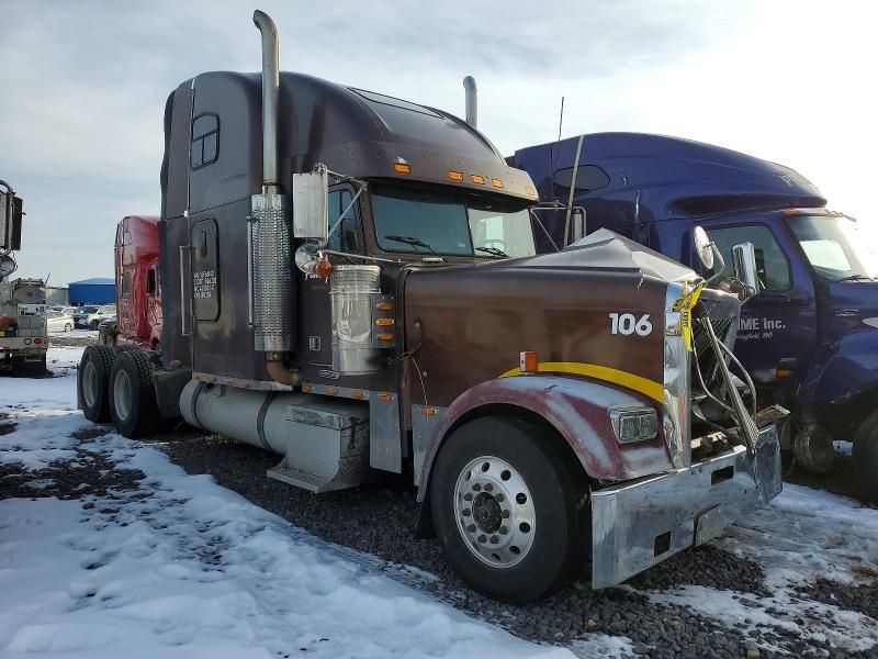 2000 Freightliner Convention Semi Truck