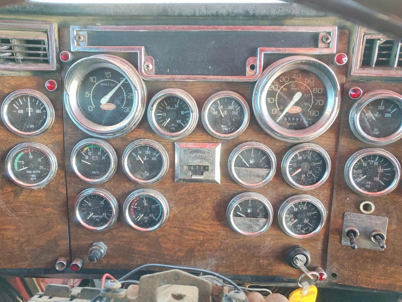 2000 Peterbilt 379-Semi Truck