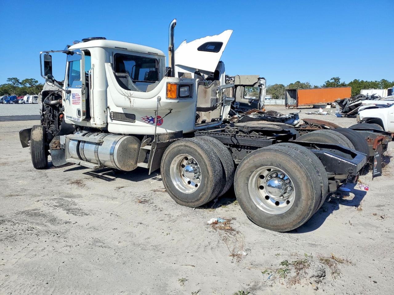 2011 Mack CHU613 Semi Truck