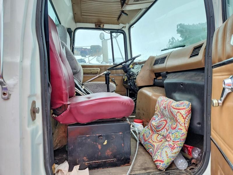 1995 Ford LTA 9000 Semi Truck