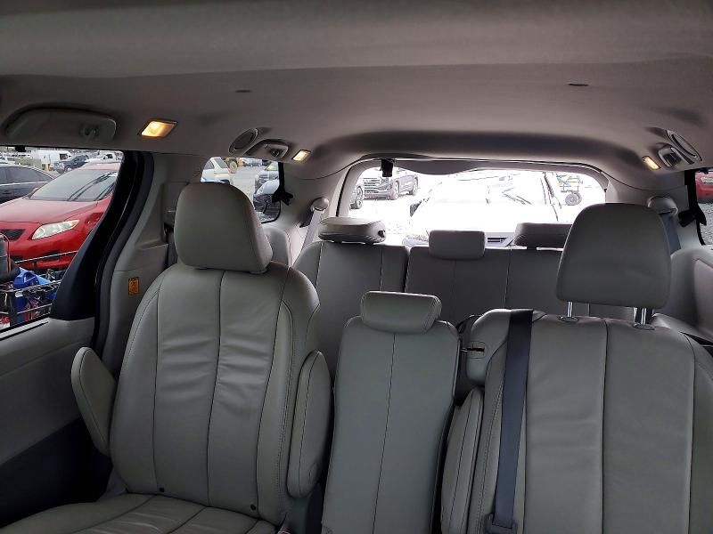 2013 Toyota Sienna xle 8-passenger