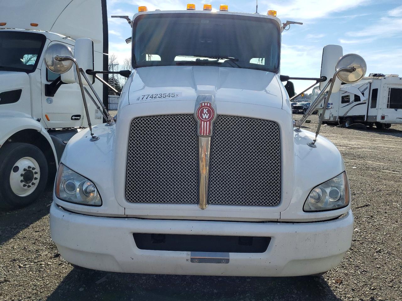 2016 Kenworth T300 Semi Truck
