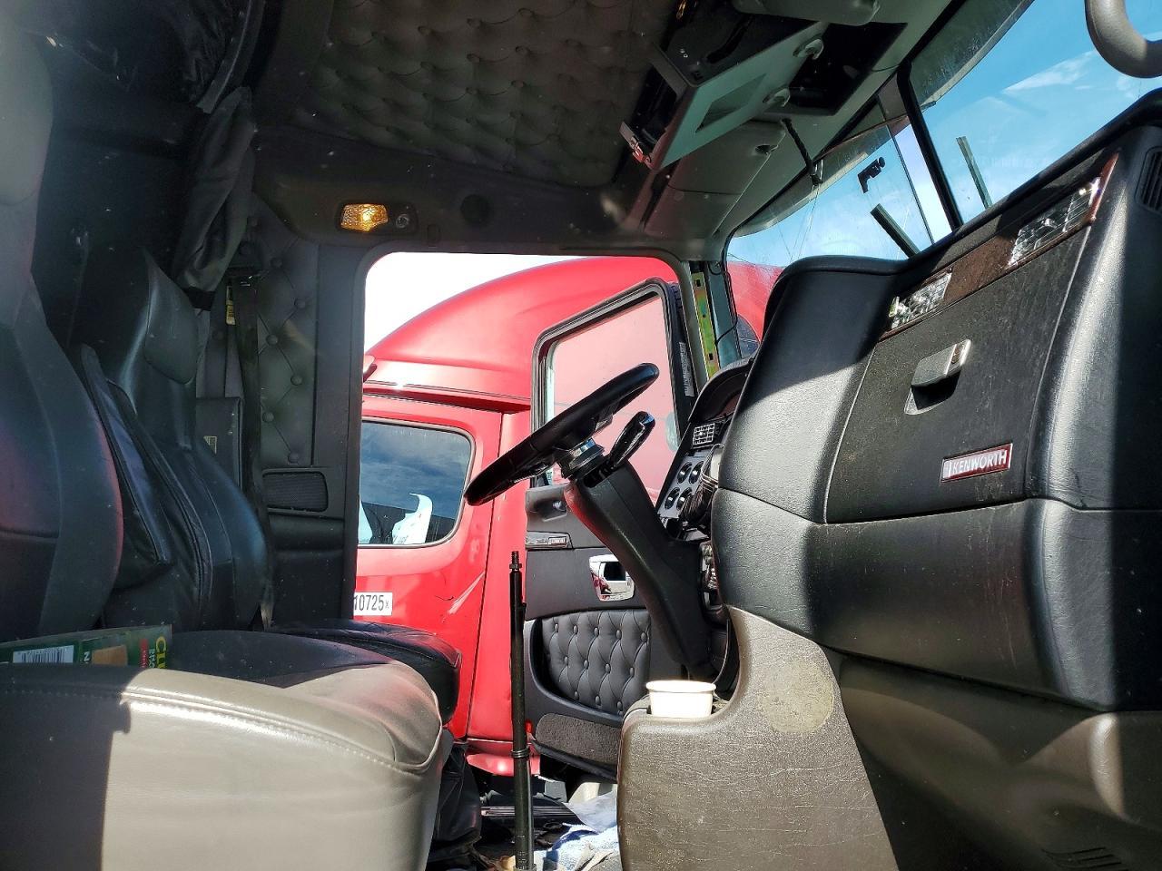 2015 Kenworth T660 Semi Truck