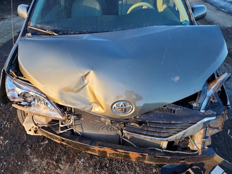 2012 Toyota Sienna le