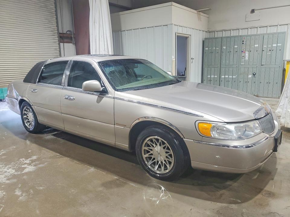 2000 Lincoln Town car Signature