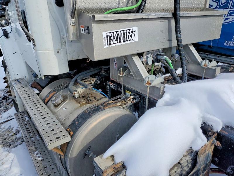 2015 Freightliner Business Class M2 Semi Truck