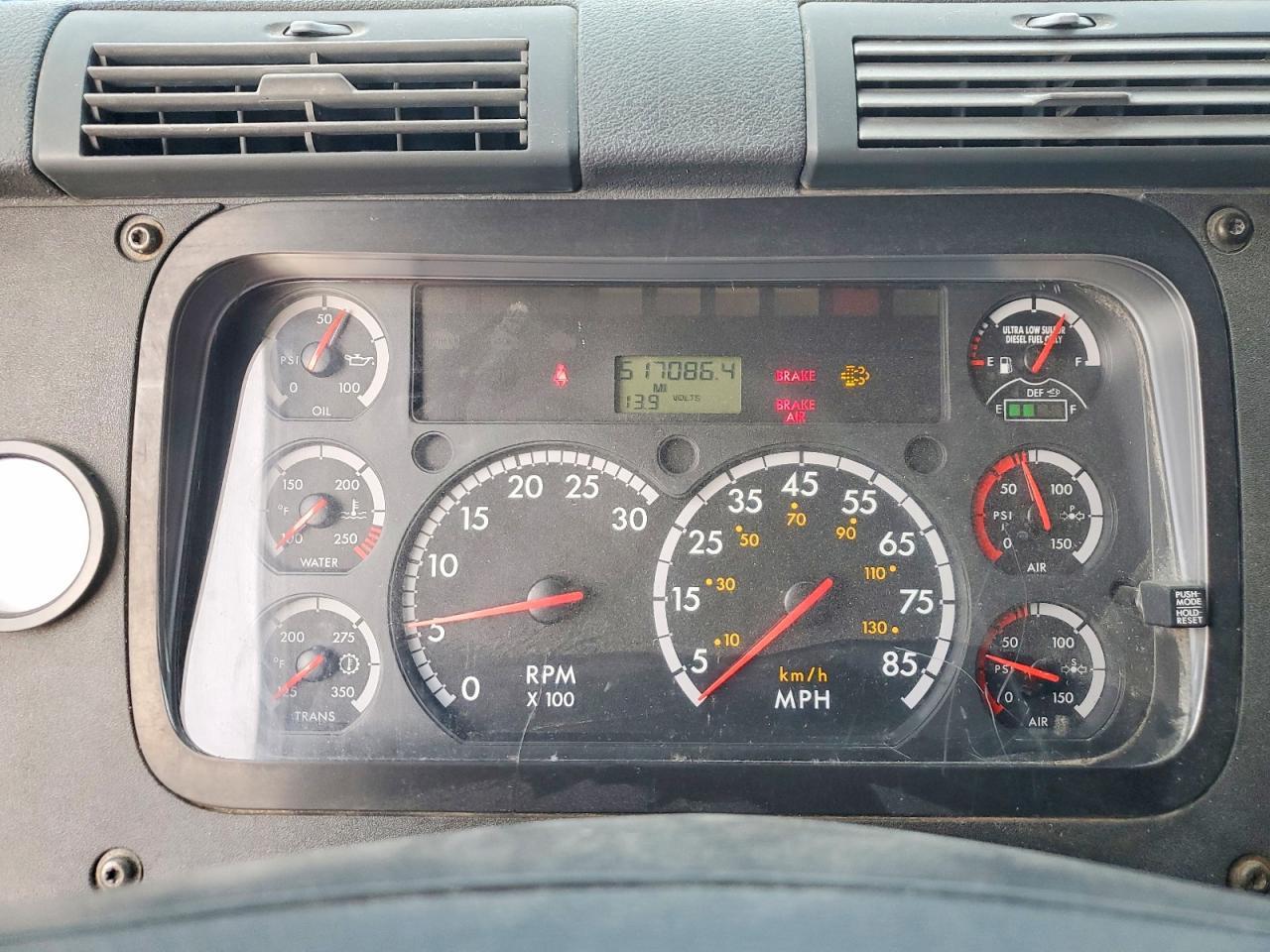 2016 Freightliner Cascadia 113 Semi Truck