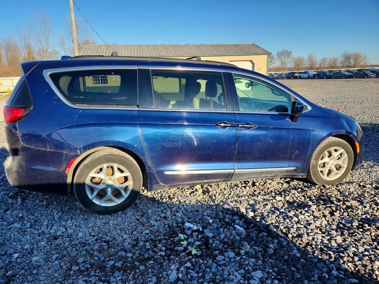 2017 Chrysler Pacifica Touring l