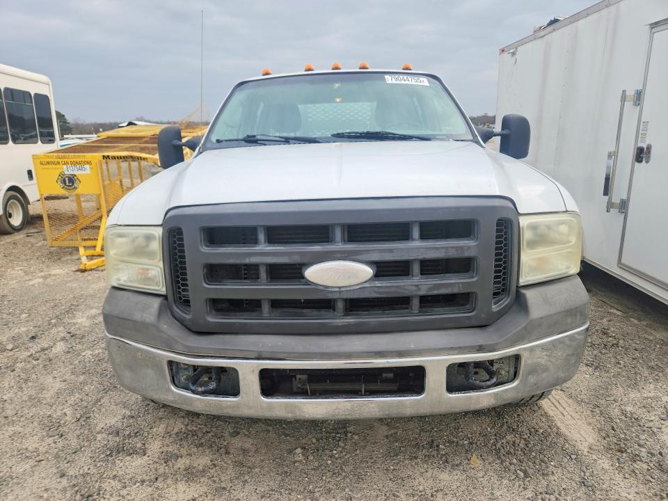 2005 Ford F350 Super Duty Flatbed Truck