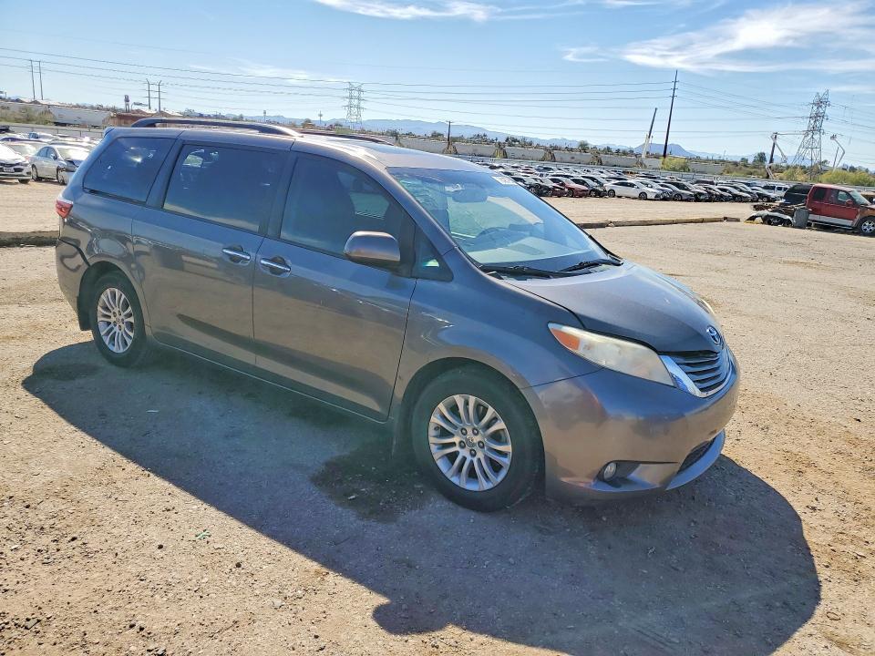 2015 Toyota Sienna xle 8-passenger